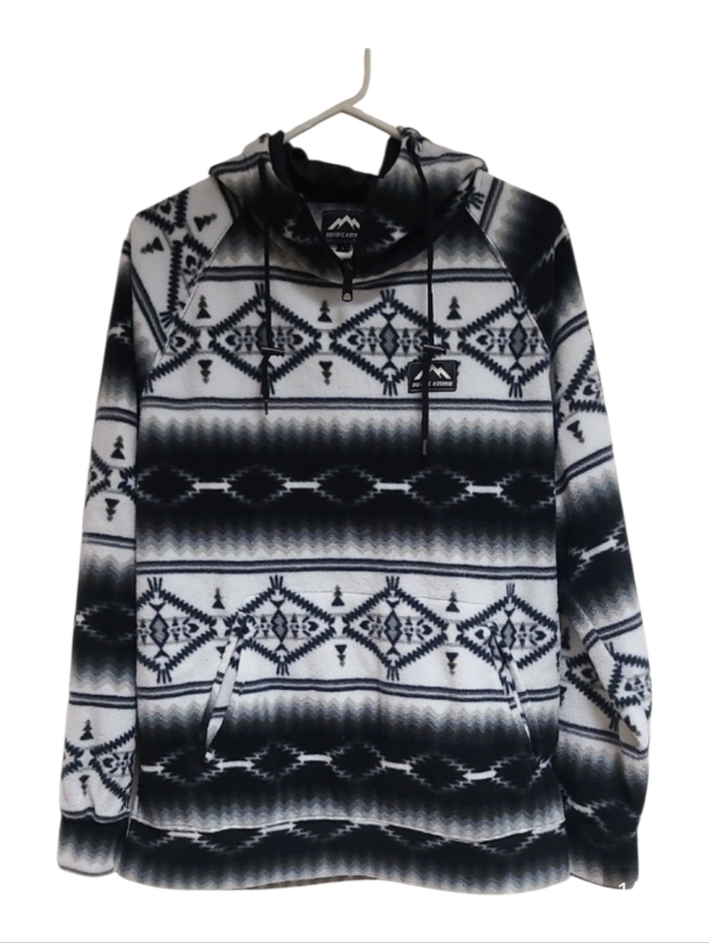Massive Outdoor Hoodie Men sz L Pullover Fleece Tribal Print Warm Comfort Pocket